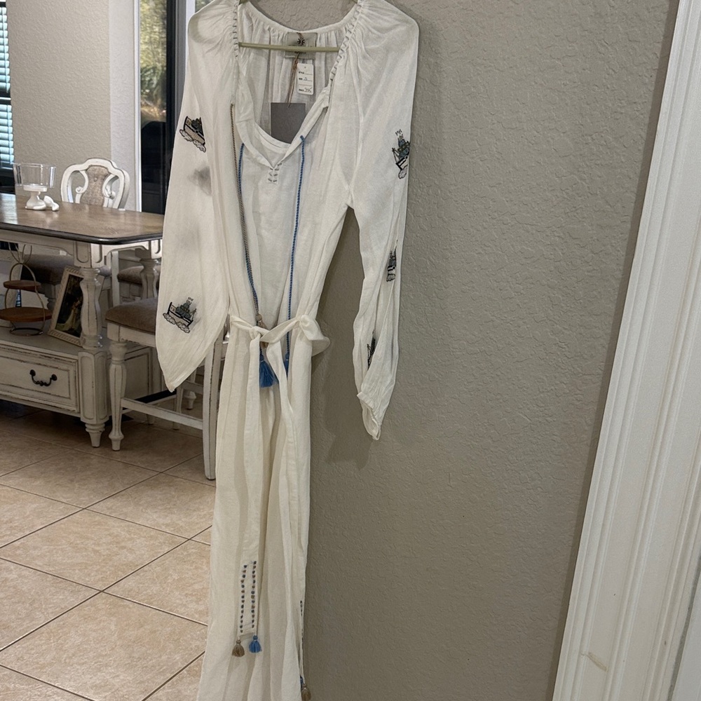 Chic White Embroidered Long Sleeve Dress